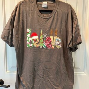 Gildan Holiday Believe T-Shirt in Brown and Red